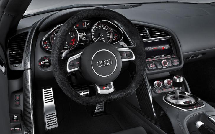 Audi R8 - atnaujintas modelis/Gamintojo nuotrauka