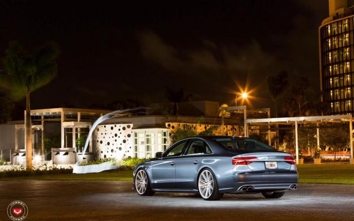 Audi S8/Gamintojo nuotrauka