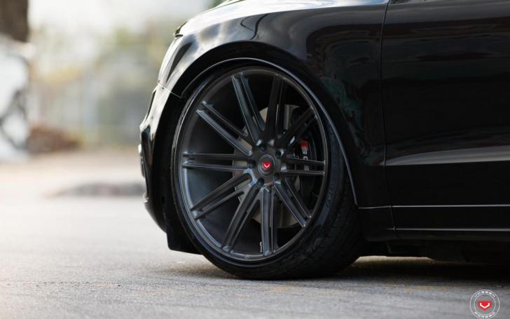 Audi SQ5 su Vossen ratais