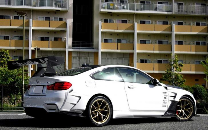 BMW M4/Gamintojo nuotrauka