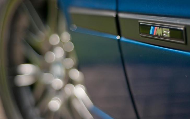 BMW M5 E39 - emblema priekinių durelių apdailoje