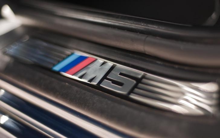 BMW M5 E39 - slenksčio apdaila po galinėmis durelėmis