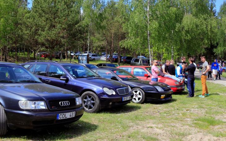 Automobilių susitikimas/Tomo Stropaus nuotrauka