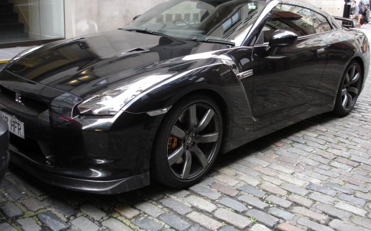 Automobilis su vairu dešinėje pusėje Automobilis su vairu dešinėje pusėje