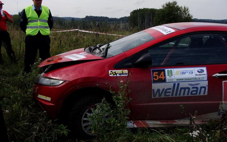Tomo Biliaus Honda Civic automobilis po nesėkmingo šuolio