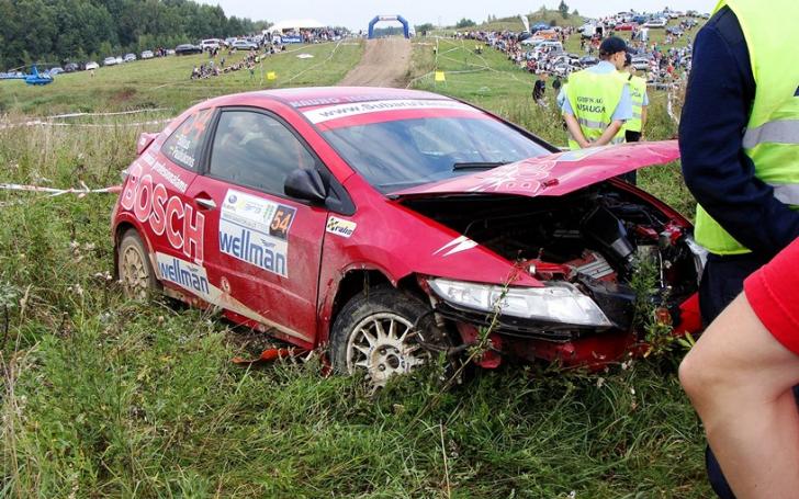 Tomo Biliaus Honda Civic automobilis po nesėkmingo šuolio