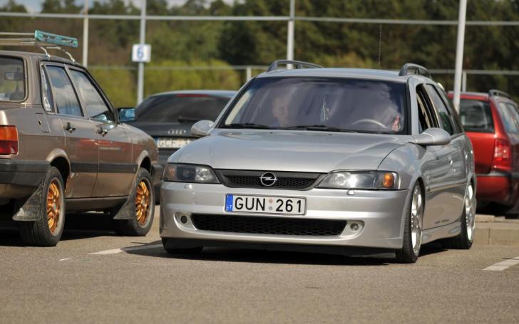 Freshfit 2015 žiūrovų automobiliai/98.lt nuotrauka