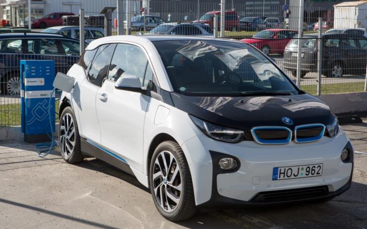 Saulės energijos įkrovimo stotelė elektromobiliams