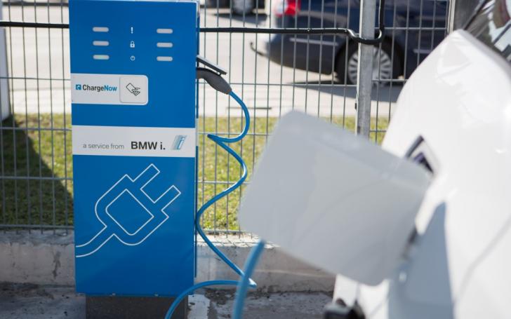 Saulės energijos įkrovimo stotelė elektromobiliams