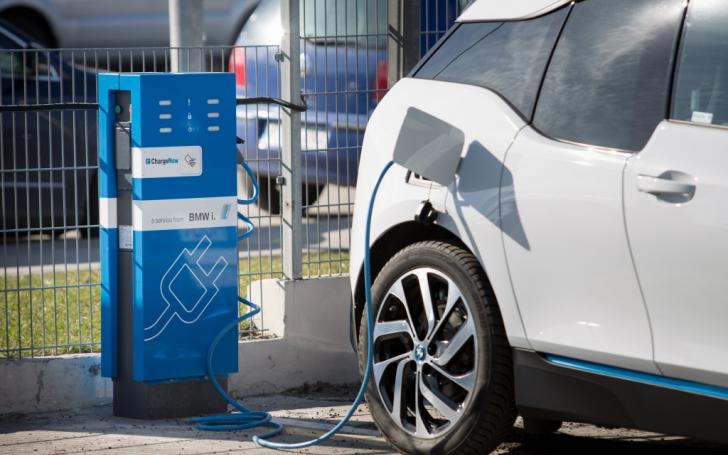 Saulės energijos įkrovimo stotelė elektromobiliams