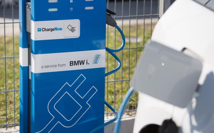 Saulės energijos įkrovimo stotelė elektromobiliams
