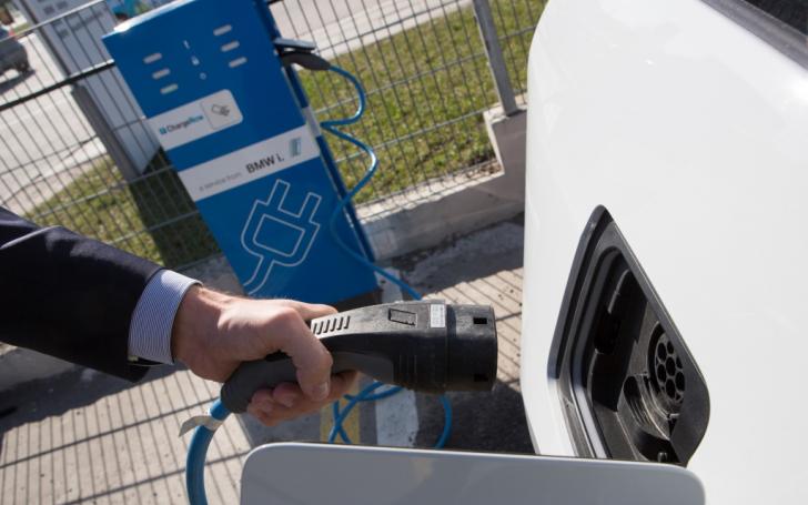 Saulės energijos įkrovimo stotelė elektromobiliams