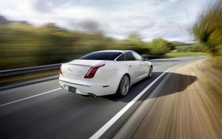 Jaguar XJ Saloon/Gamintojo nuotrauka