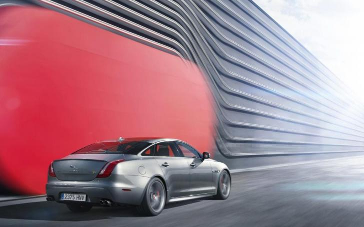 Jaguar XJR Saloon/Gamintojo nuotrauka
