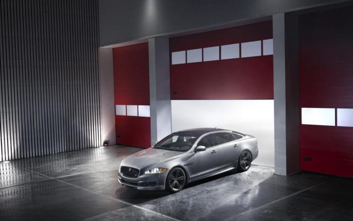 Jaguar XJR Saloon/Gamintojo nuotrauka