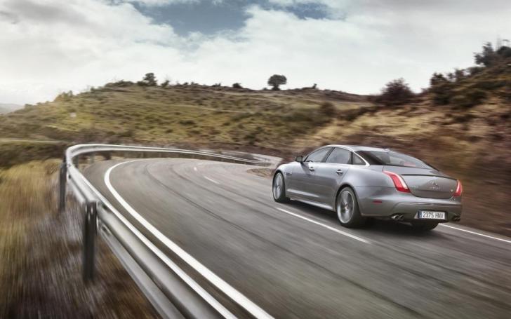 Jaguar XJR Saloon/Gamintojo nuotrauka
