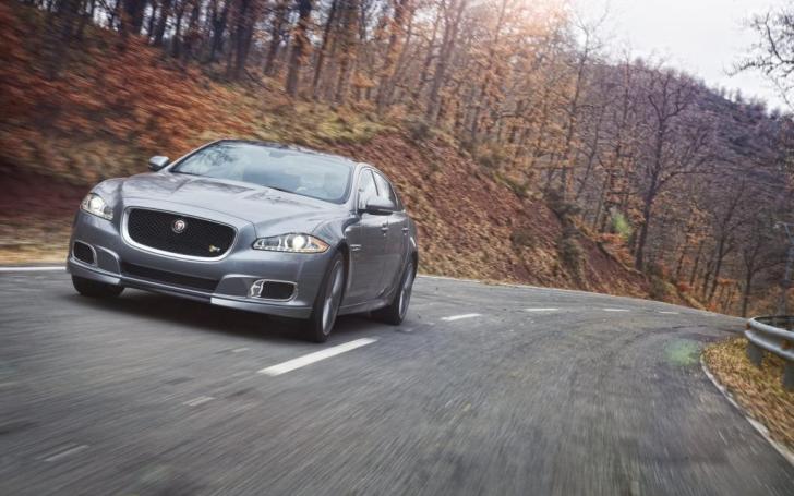 Jaguar XJR Saloon/Gamintojo nuotrauka