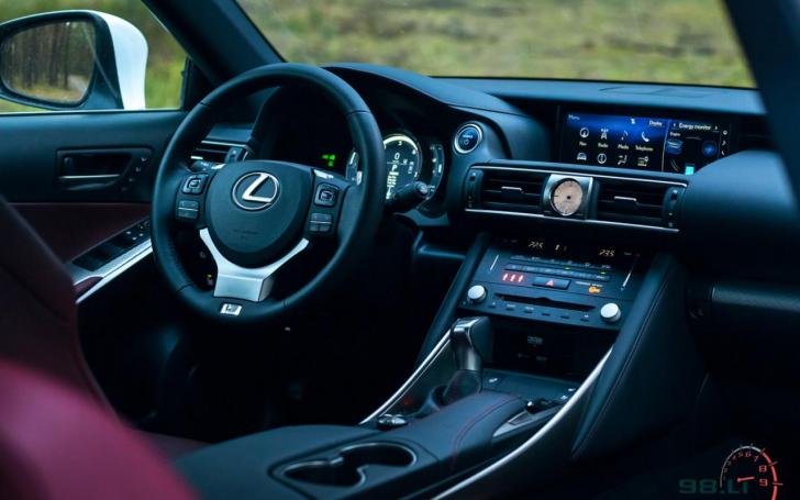 Atnaujintas Lexus IS/vytophoto.com nuotrauka