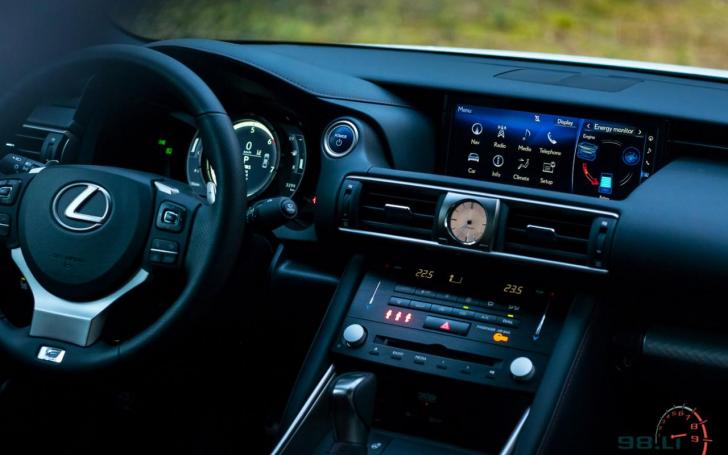 Atnaujintas Lexus IS/vytophoto.com nuotrauka