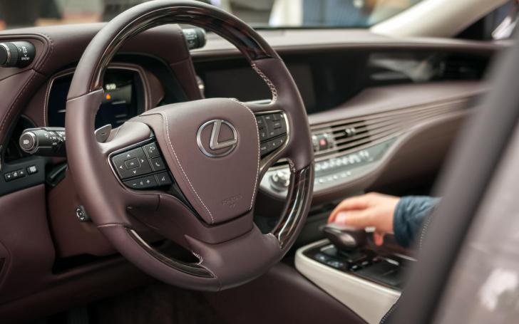 Lexus LS