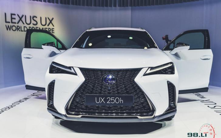 Lexus UX/Vytauto Pilkausko nuotrauka
