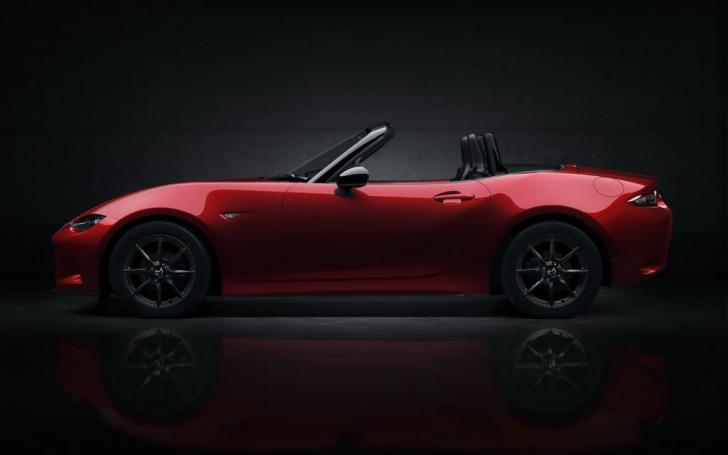 Ketvirtos kartos Mazda MX-5 Miata Roadster/Gamintojo nuotrauka