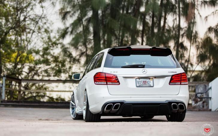 Mercedes-Benz E63 AMG su Vossen ratlankiais