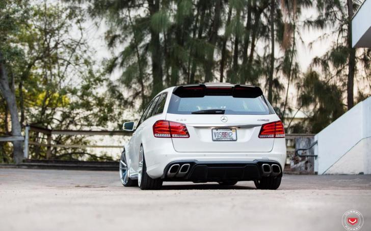 Mercedes-Benz E63 AMG su Vossen ratlankiais