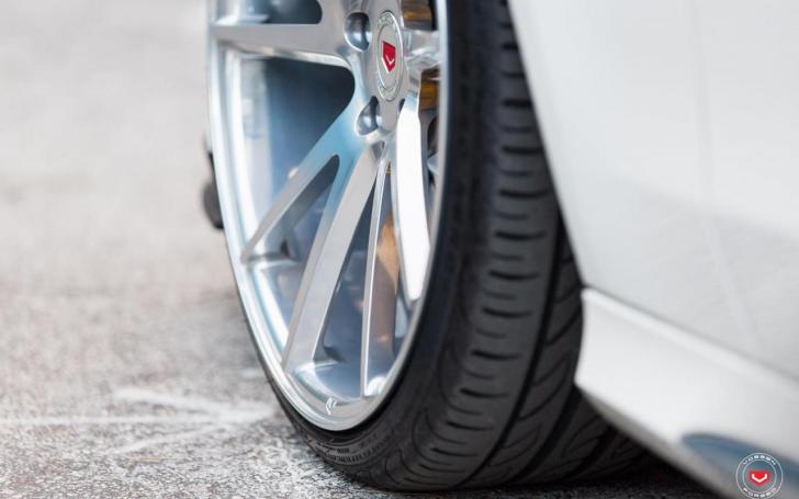 Mercedes-Benz E63 AMG su Vossen ratlankiais