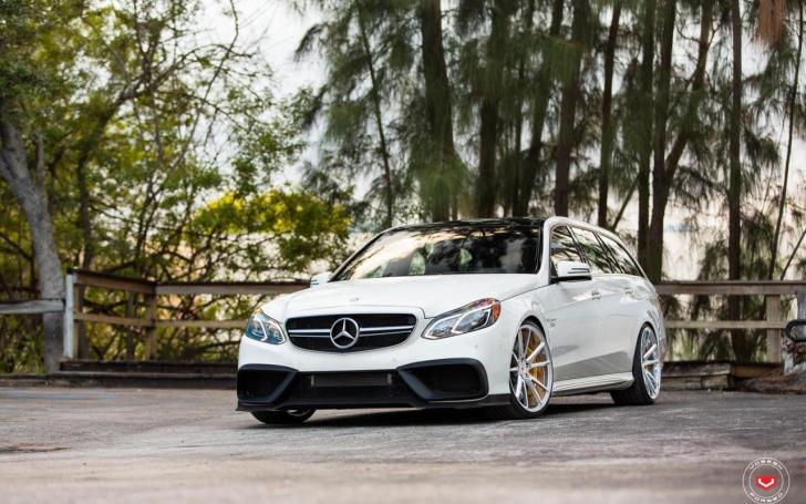 Mercedes-Benz E63 AMG su Vossen ratlankiais