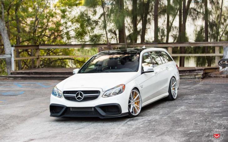 Mercedes-Benz E63 AMG su Vossen ratlankiais