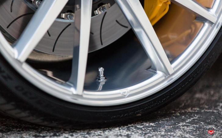 Mercedes-Benz E63 AMG su Vossen ratlankiais