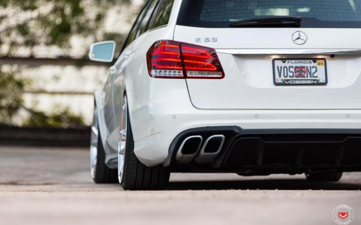 Mercedes-Benz E63 AMG su Vossen ratlankiais