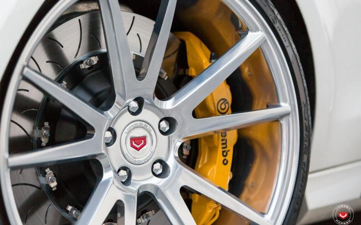 Mercedes-Benz E63 AMG su Vossen ratlankiais