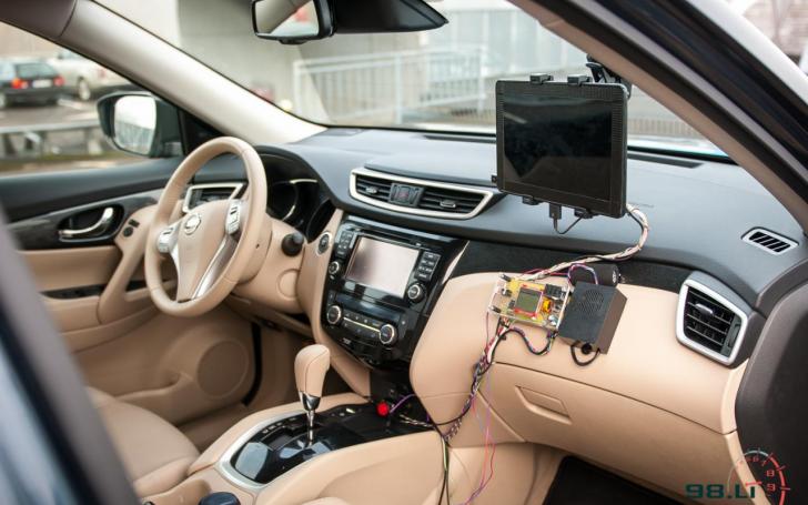 Nissan X-Trail, važiuojantis interneto greičiu/V. Pilkausko nuotrauka