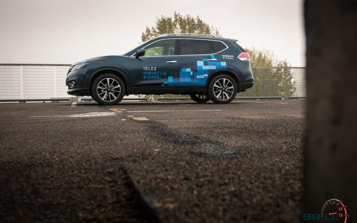 Nissan X-Trail, važiuojantis interneto greičiu/V. Pilkausko nuotrauka