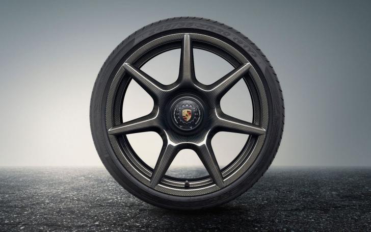 Anglies pluošto Porsche ratlankiai