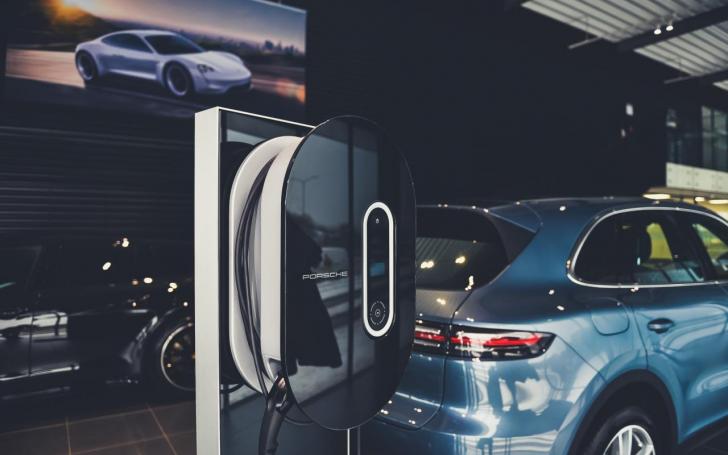 Porsche elektromobilių įkrovimo stotelė