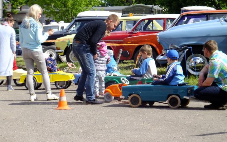 Retro mugė/Retromobile nuotrauka
