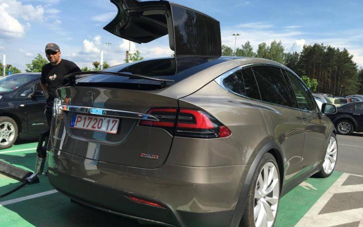 Tesla Model X P90D Signature