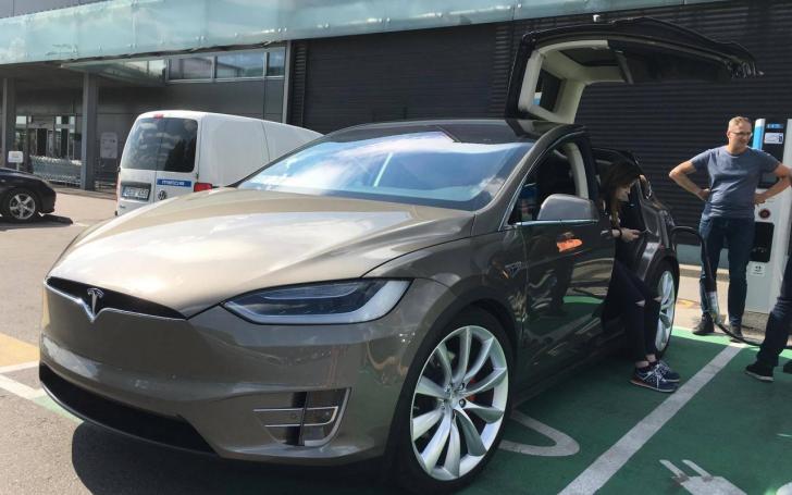 Tesla Model X P90D Signature