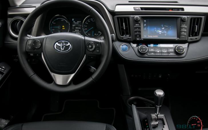 Toyota RAV4 Hybrid/Vytauto Pilkausko nuotrauka