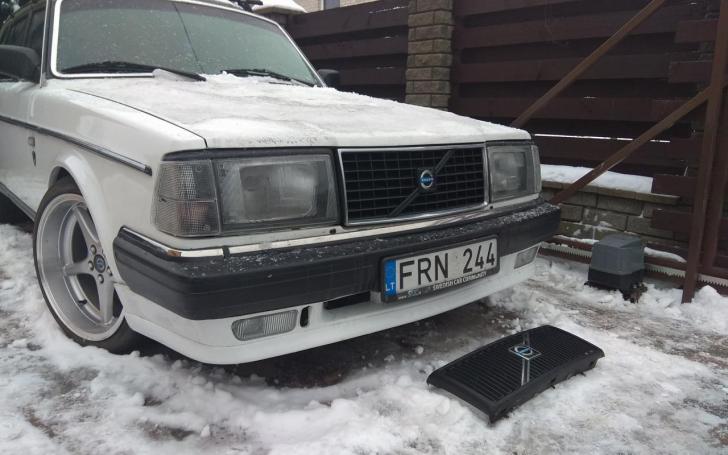 Volvo 244 su retomis grotelėmis Volvo 244 su retomis grotelėmis