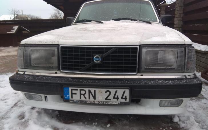 Volvo 244 su retomis grotelėmis