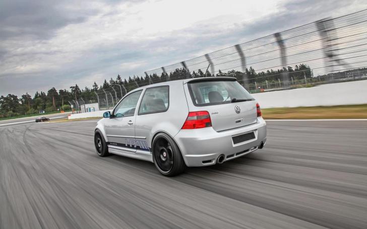 VW Golf R32 HPerformance/Gamintojo nuotrauka